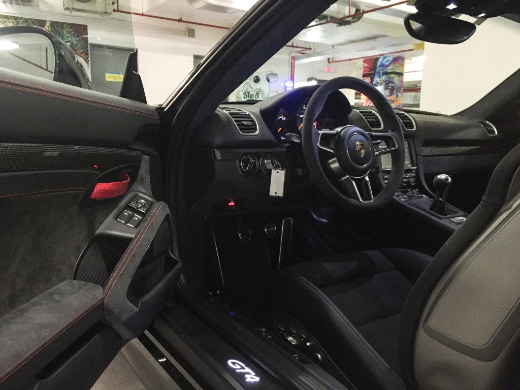 Porsche Cayman GT4.
