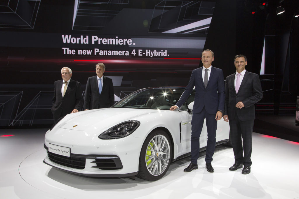Autosalon Paris 2016: Uwe-Karsten Städter, Mitglied des Vorstands der Porsche AG Beschaffung, Detlev von Platen, Mitglied des Vorstands der Porsche AG Vertrieb und Marketing, Oliver Blume, Vorstandsvorsitzender der Porsche AG, und Michael Steiner, Mitglied des Vorstands der Porsche AG Forschung und Entwicklung, bei der Weltpremiere des neuen Panamera 4 E-Hybrid